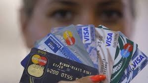 Cardul de credit te poate duce la sapă de lemn!